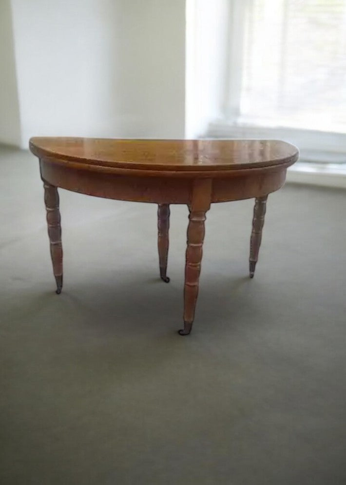 Table-console demi lune en noyer vers 1840