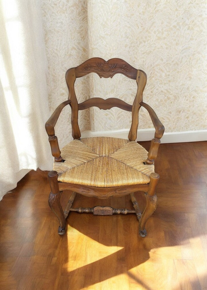 Fauteuil provençal en noyer paillé