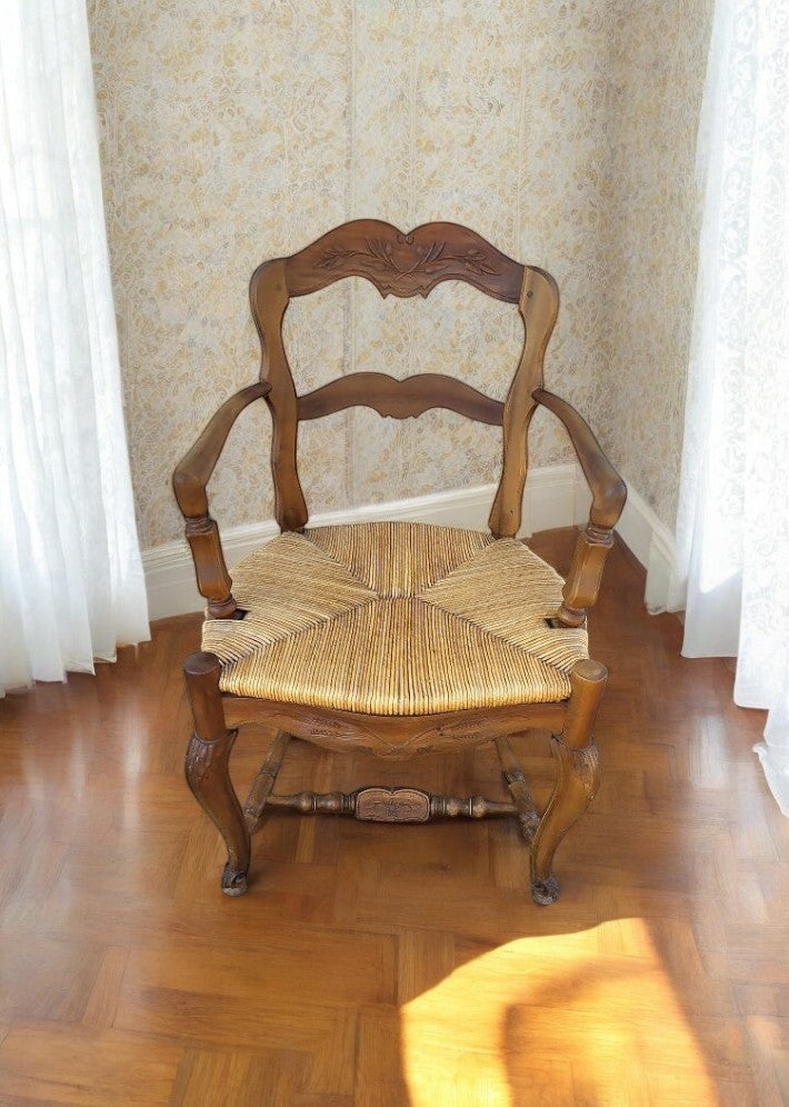 Fauteuil provençal en noyer paillé