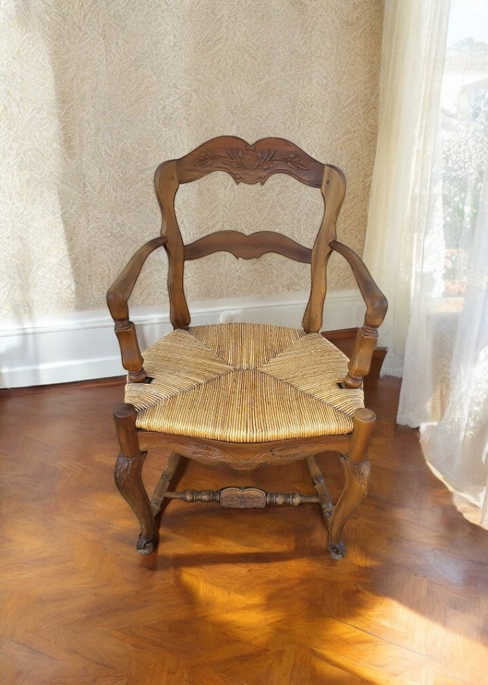 Fauteuil provençal en noyer paillé