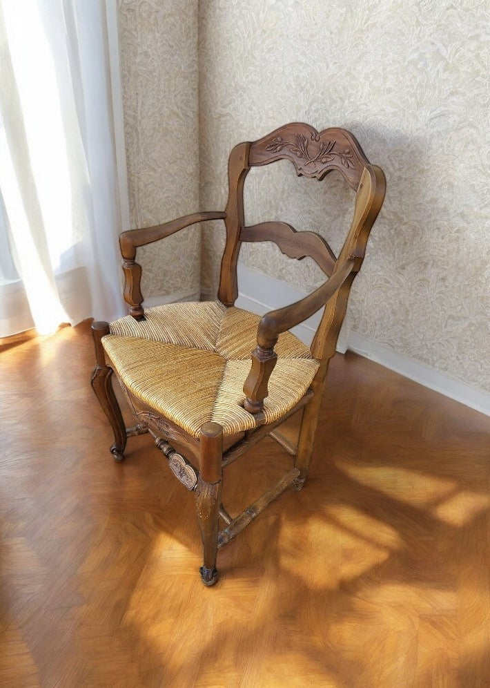 Fauteuil provençal en noyer paillé