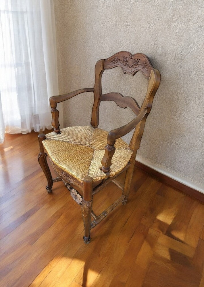 Fauteuil provençal en noyer paillé