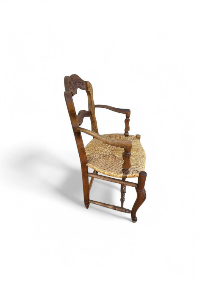 Fauteuil provençal en noyer paillé