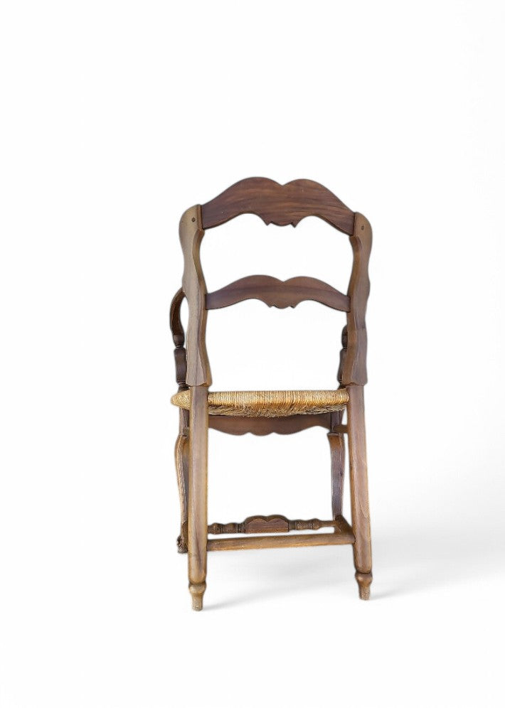 Fauteuil provençal en noyer paillé