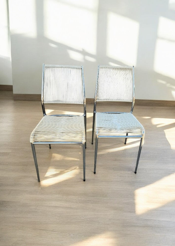 Paire de chaises scoubidou blanches et chromées 1960