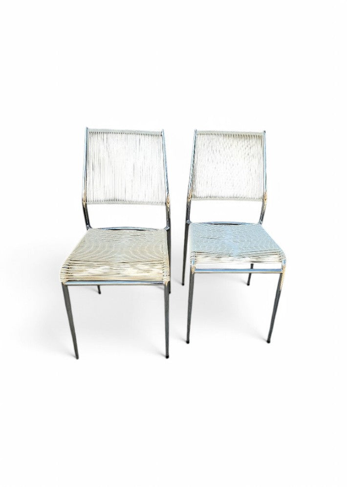 Paire de chaises scoubidou blanches et chromées 1960