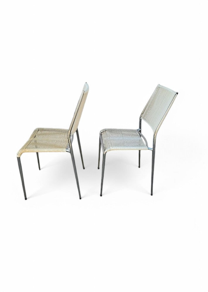 Paire de chaises scoubidou blanches et chromées 1960