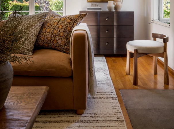 Restauration d’un canapé ocre - Ethic Atelier