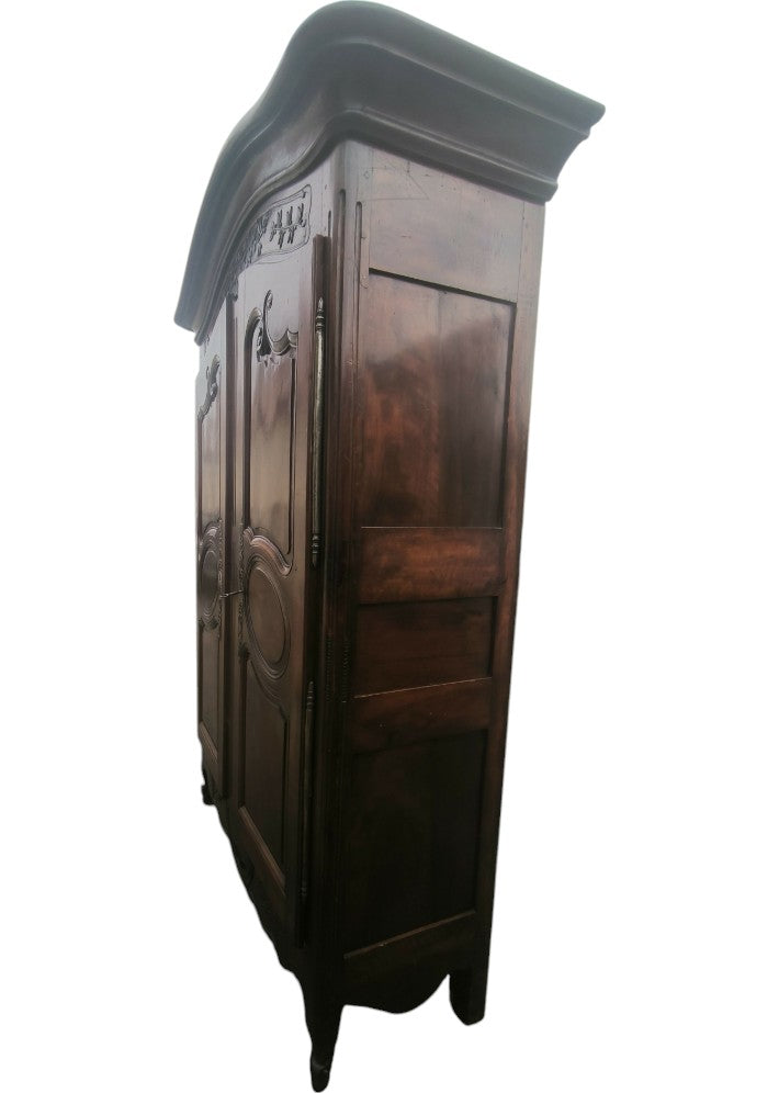 Armoire chapeau gendarme en noyer XVIII siecle