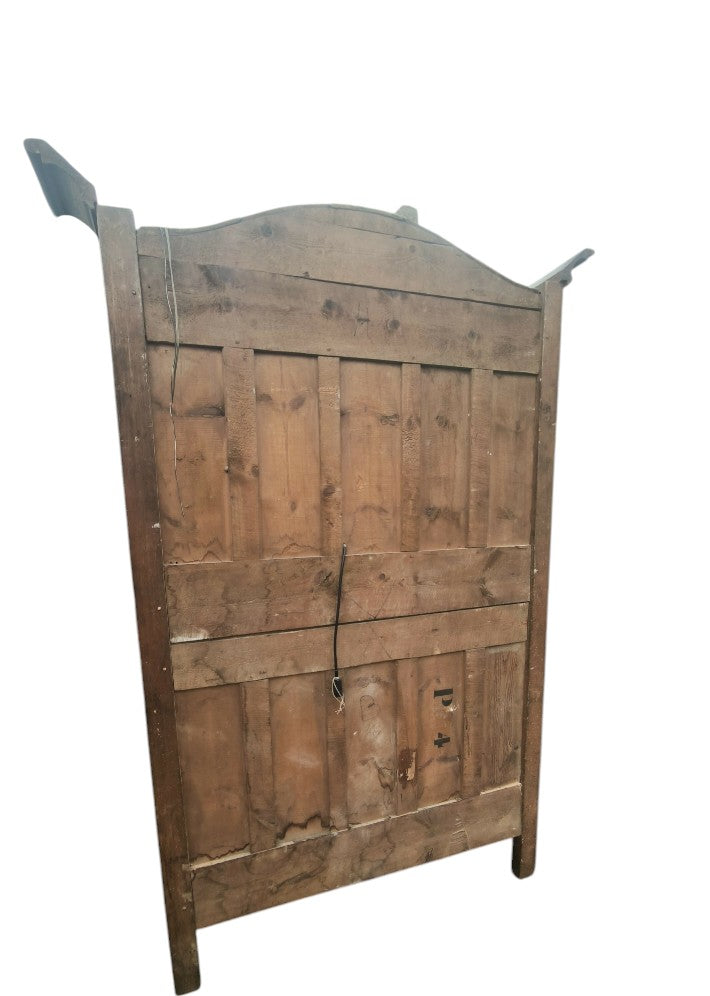 Armoire chapeau gendarme en noyer XVIII siecle