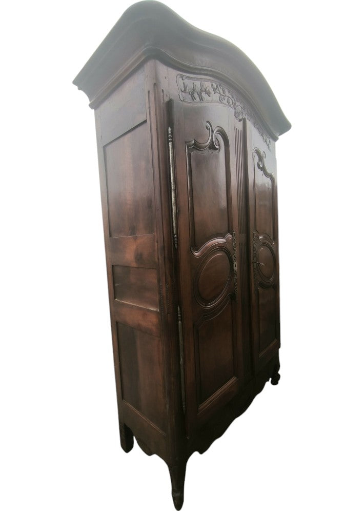 Armoire chapeau gendarme en noyer XVIII siecle