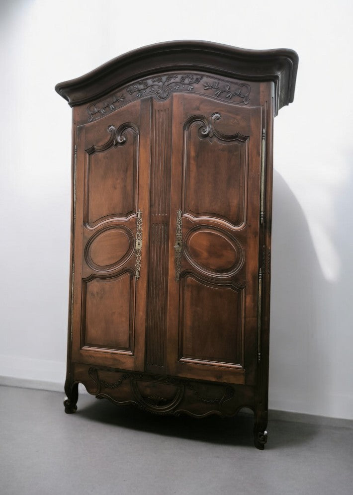 Armoire chapeau gendarme en noyer XVIII siecle