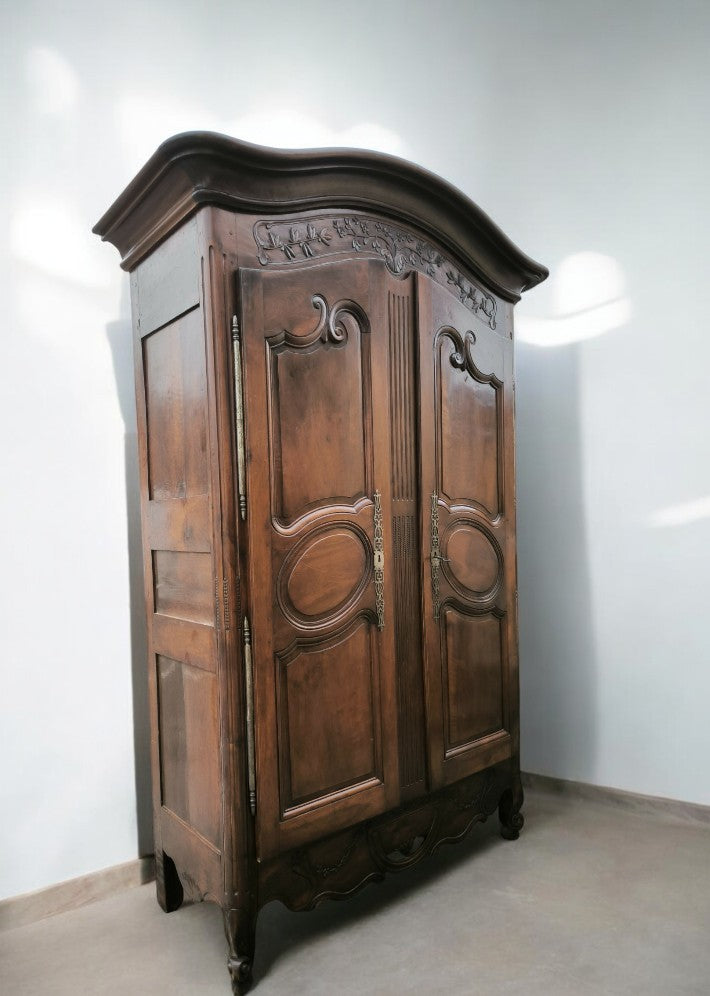 Armoire chapeau gendarme en noyer XVIII siecle