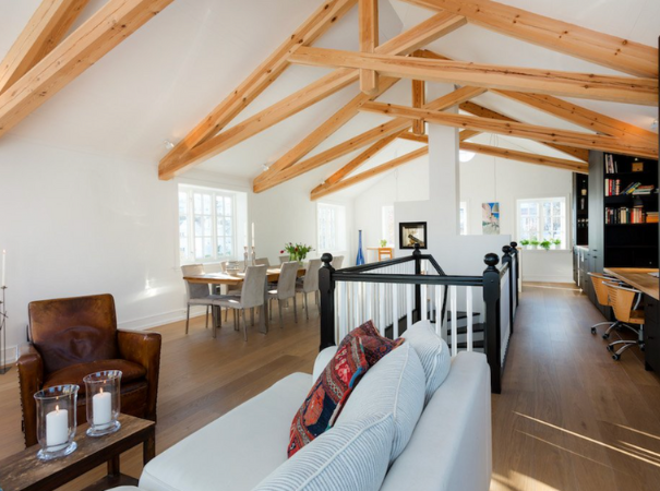 Salon avec canapé club en cuir restauré - Ethic Atelier