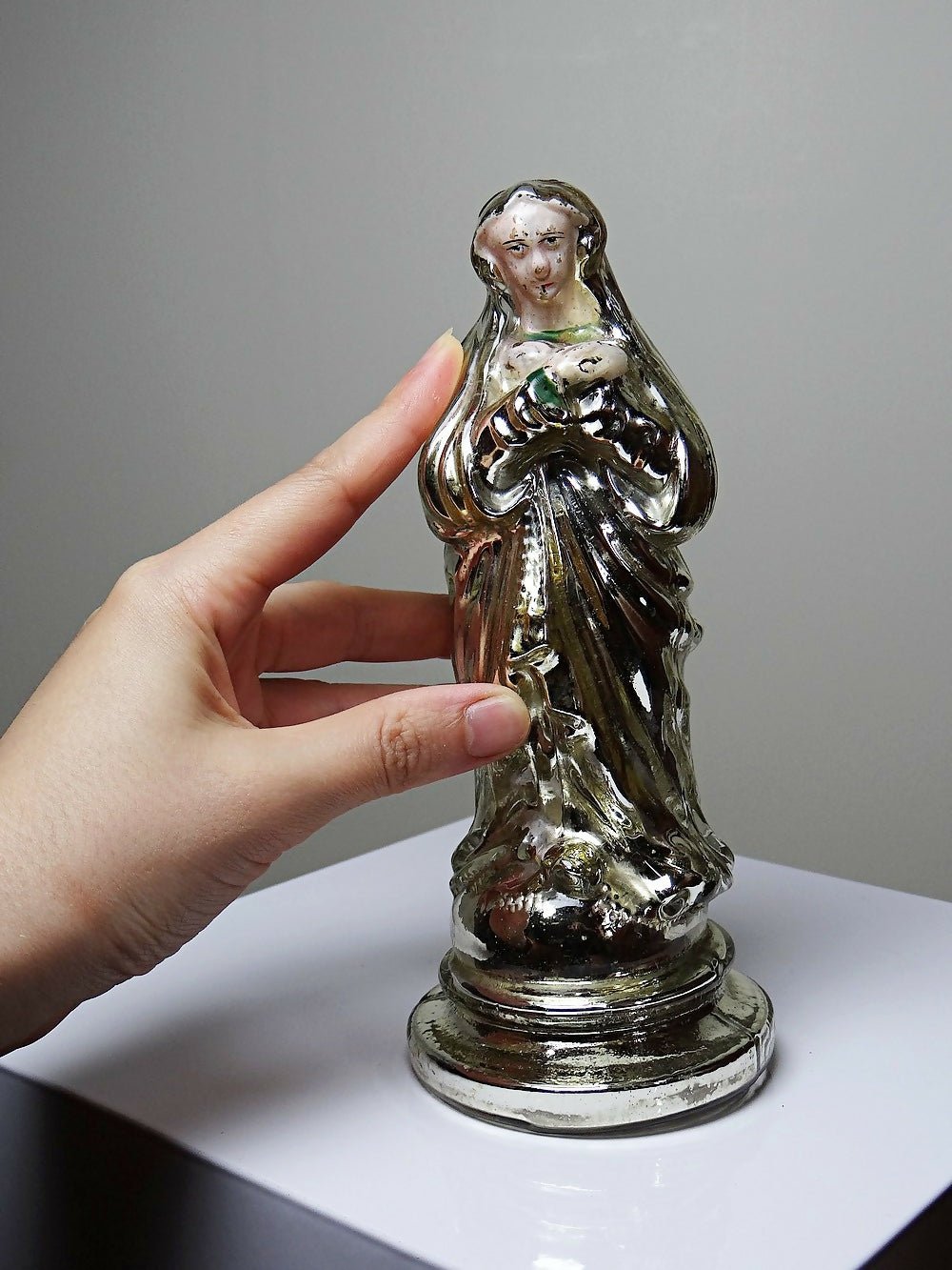 Ancienne petite vierge en verre églomisée polychrome XIXe - Ethic Atelier