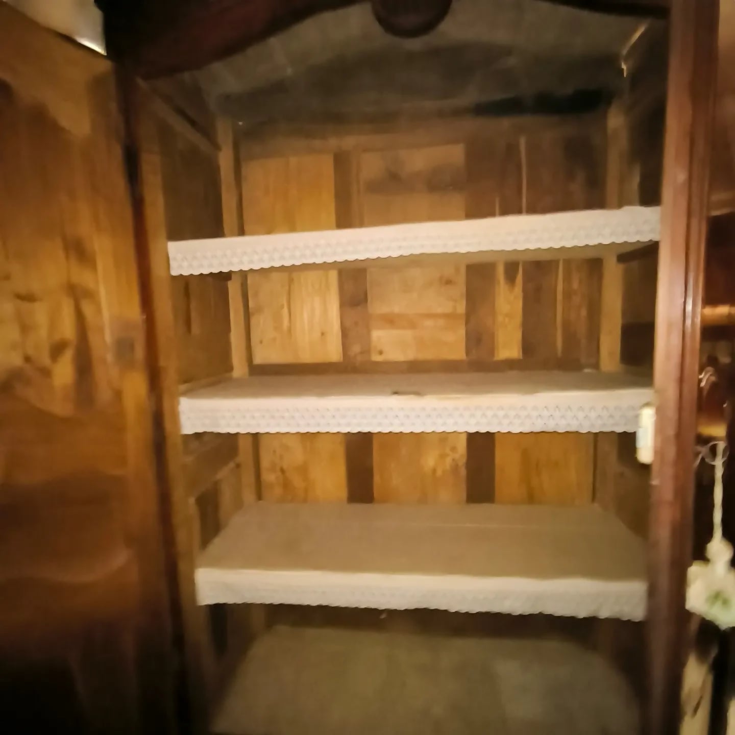 Armoire chapeau de gendarme du XVIIIe siècle en noyer - Ethic Atelier