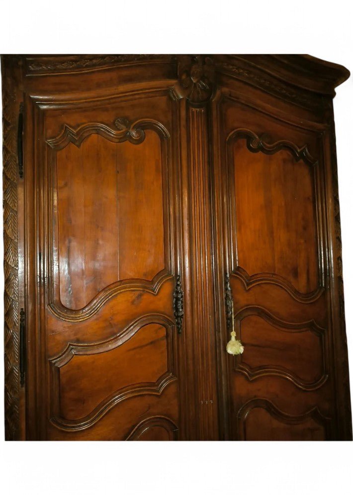 Armoire chapeau de gendarme du XVIIIe siècle en noyer - Ethic Atelier