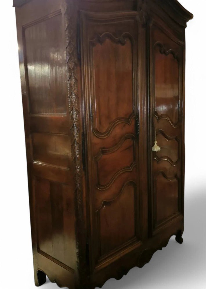 Armoire chapeau de gendarme du XVIIIe siècle en noyer - Ethic Atelier