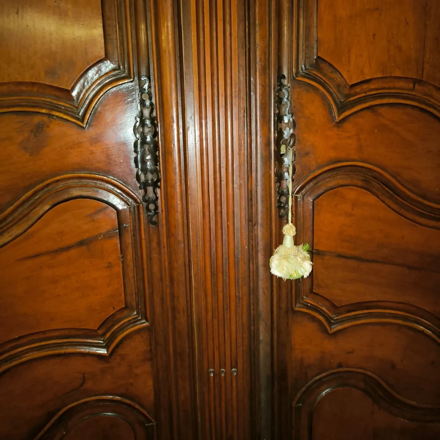 Armoire chapeau de gendarme du XVIIIe siècle en noyer - Ethic Atelier