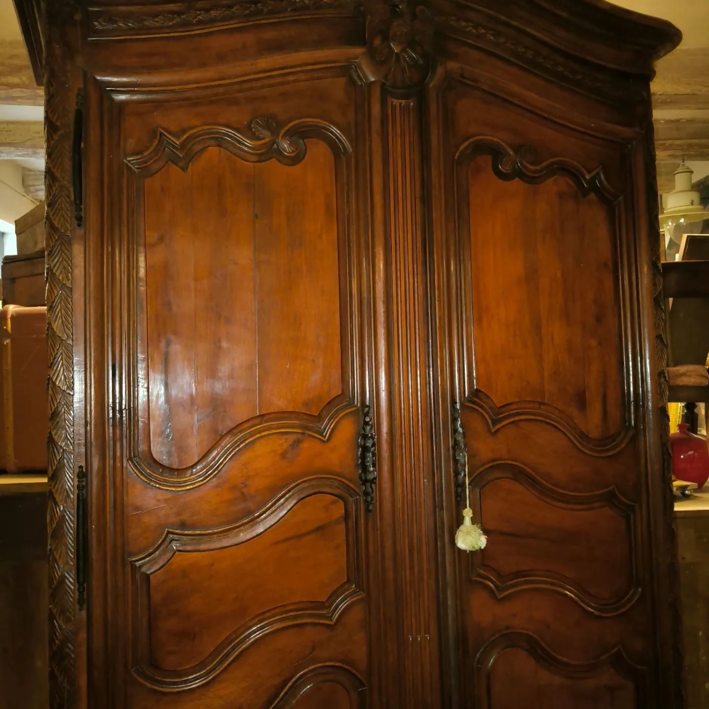 Armoire chapeau de gendarme du XVIIIe siècle en noyer - Ethic Atelier