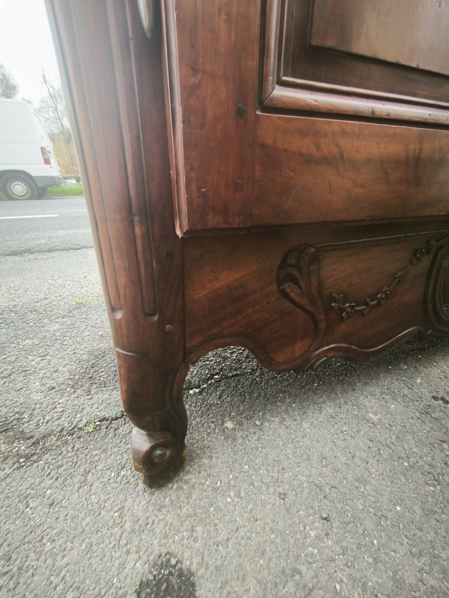 Armoire chapeau gendarme en noyer XVIII siecle - Ethic Atelier