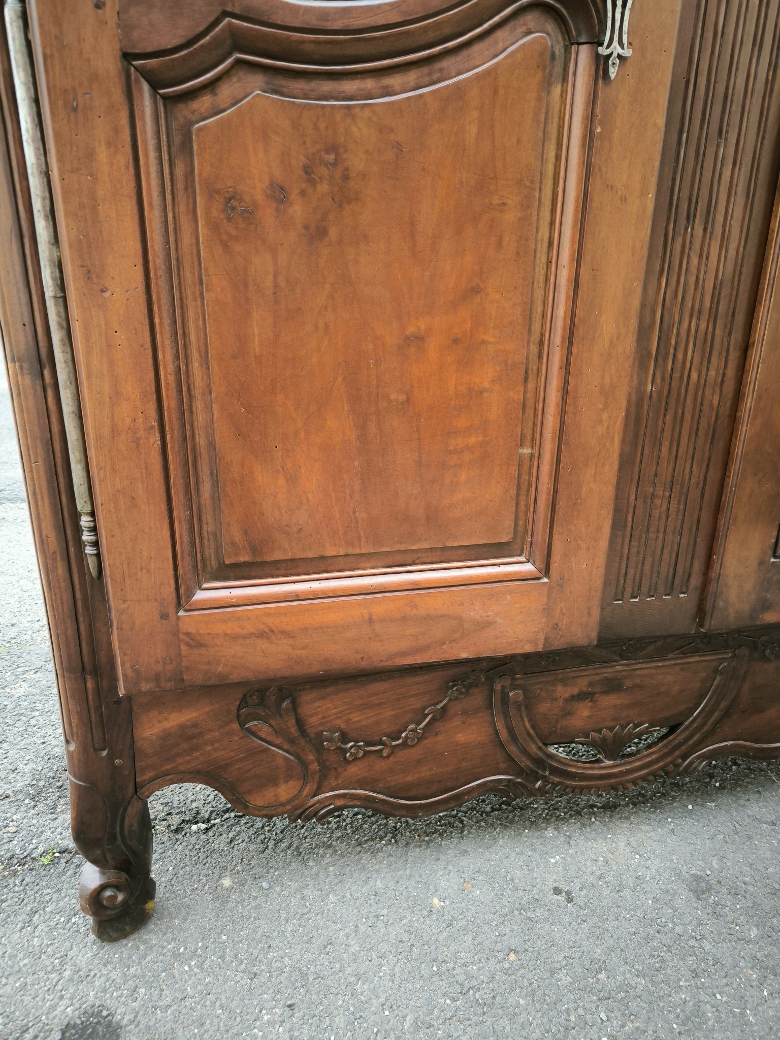 Armoire chapeau gendarme en noyer XVIII siecle - Ethic Atelier