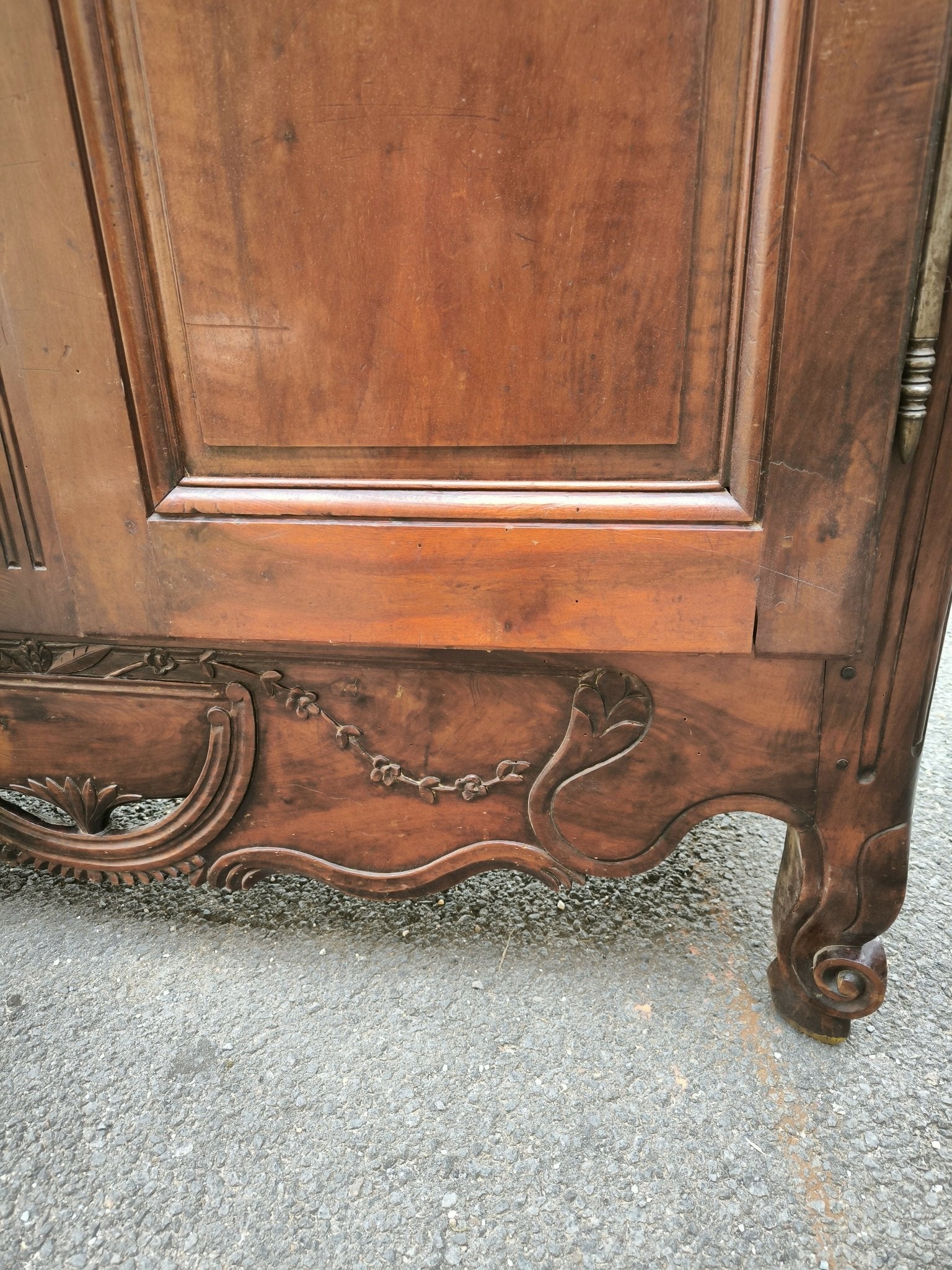 Armoire chapeau gendarme en noyer XVIII siecle - Ethic Atelier