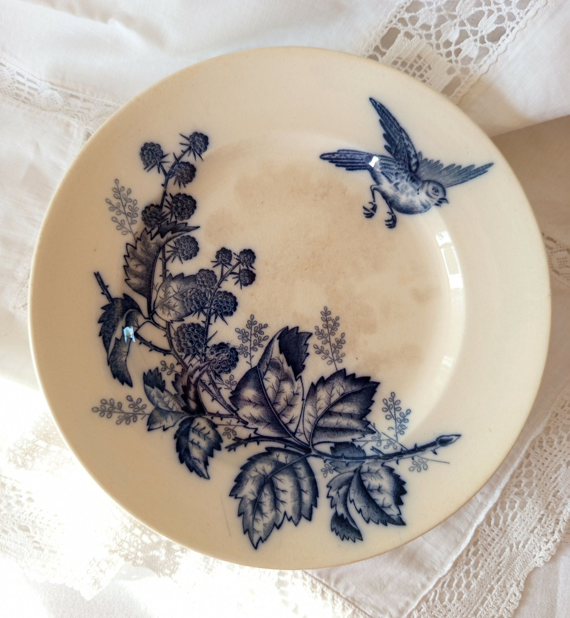 Assiette sur pied oiseau et mûres bleus "Flora" - B.F.K. Fin XIXe - début XXe - Ethic Atelier