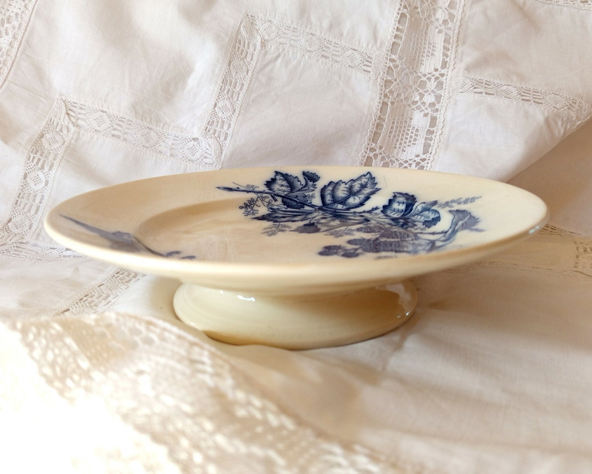 Assiette sur pied oiseau et mûres bleus "Flora" - B.F.K. Fin XIXe - début XXe - Ethic Atelier