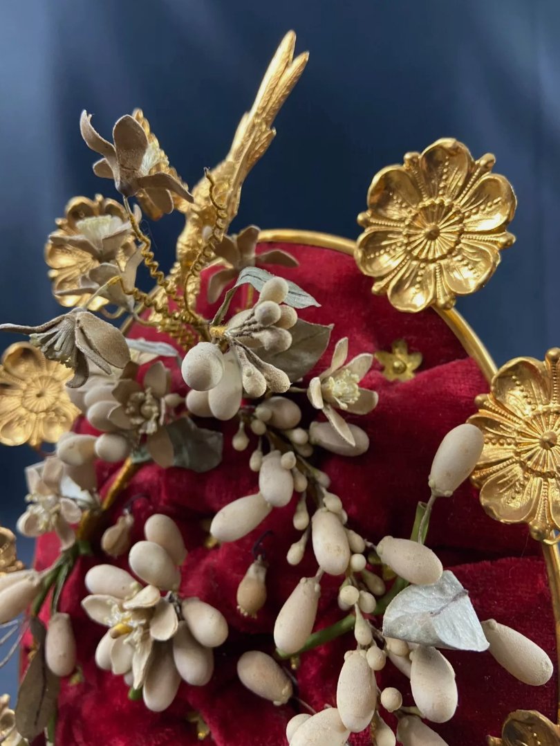 Bouquet de Mariée Napoléon III sur Fond Velours Bordeaux & Métal Doré à l'Oiseau - Ethic Atelier