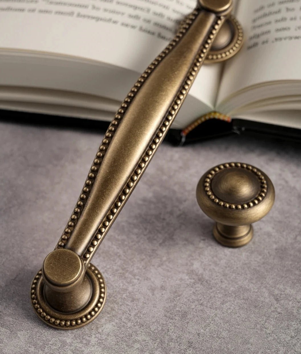 Bouton de porte MAXIME en laiton massif bronze vintage, poignée en coquille - DIY quincaillerie de meubles - Ethic Atelier