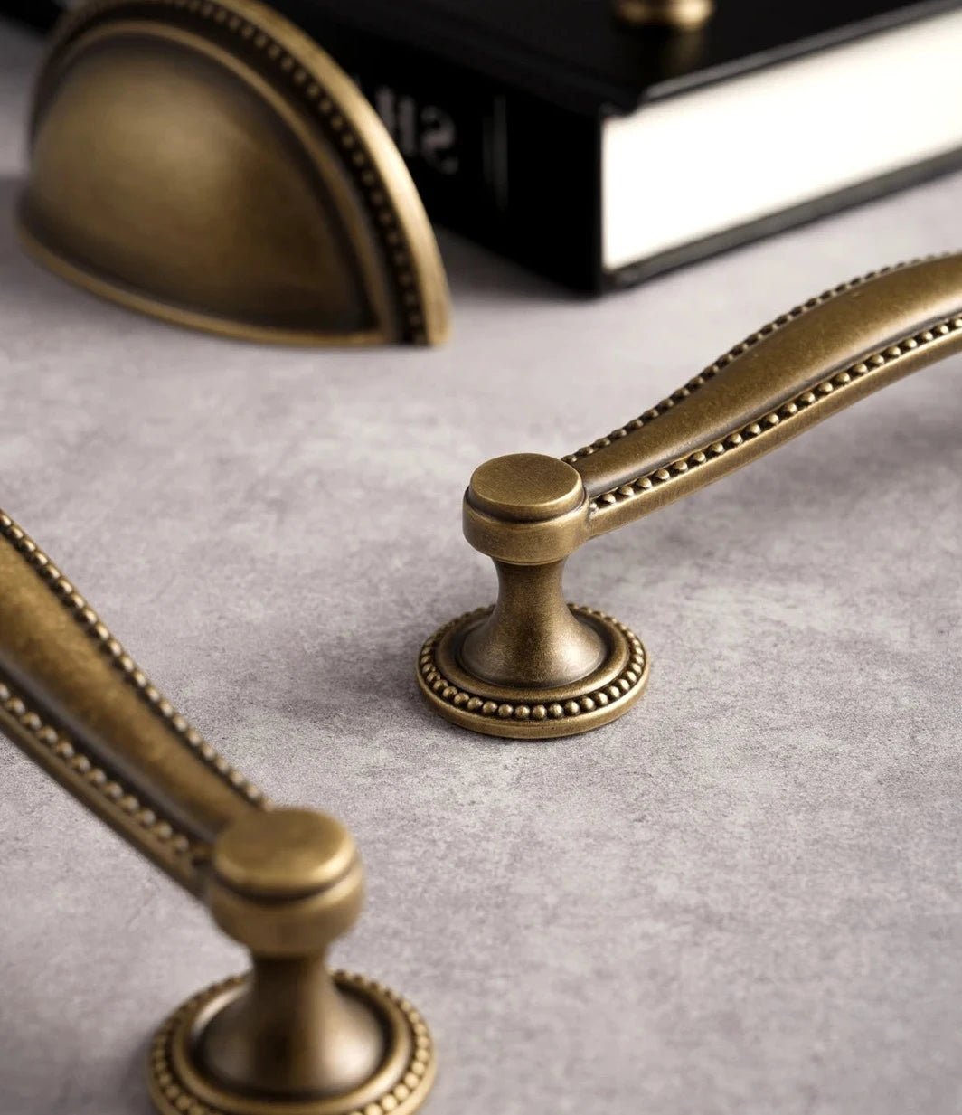 Bouton de porte MAXIME en laiton massif bronze vintage, poignée en coquille - DIY quincaillerie de meubles - Ethic Atelier
