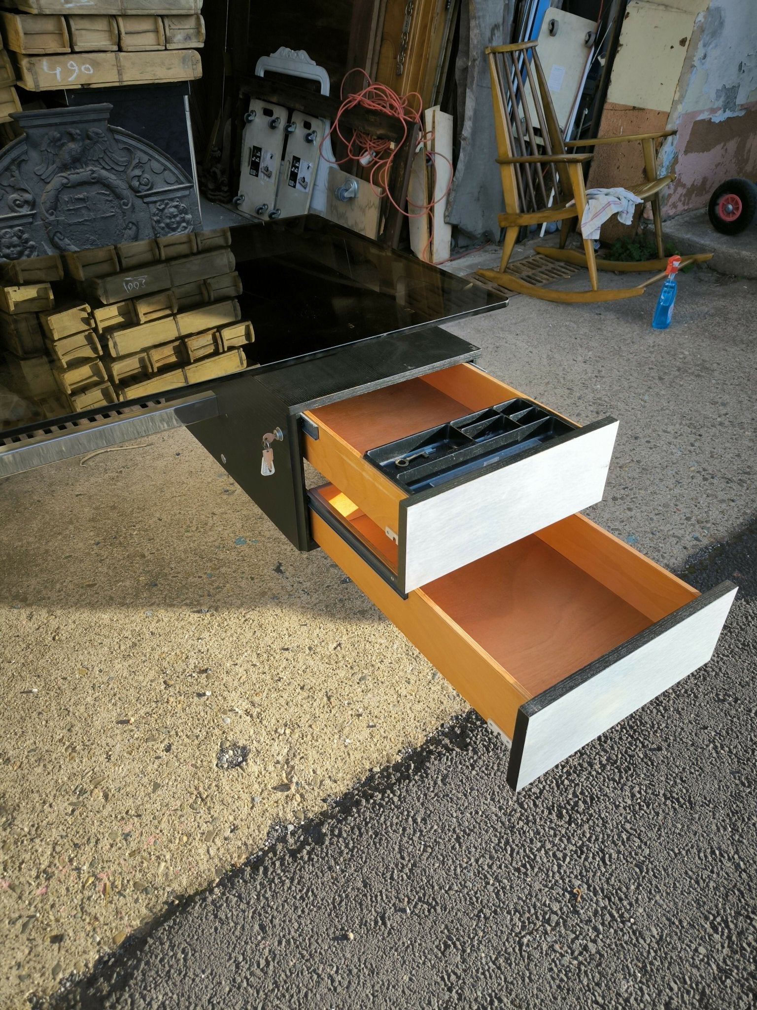 Bureau en Fonte d'Aluminium avec Plateau Verre Fumé par Etienne FERMIGIER vers 1970 - Ethic Atelier