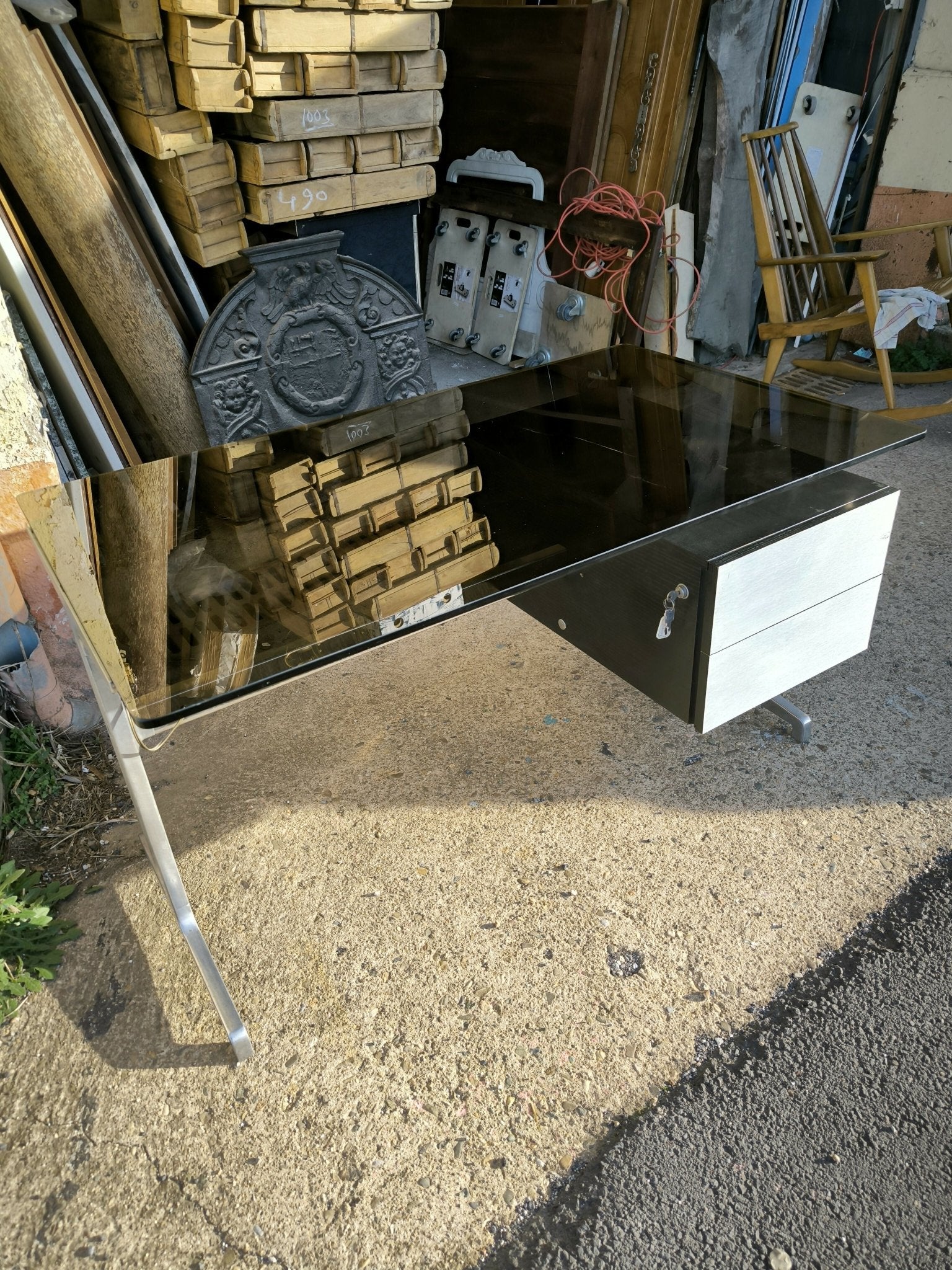 Bureau en Fonte d'Aluminium avec Plateau Verre Fumé par Etienne FERMIGIER vers 1970 - Ethic Atelier