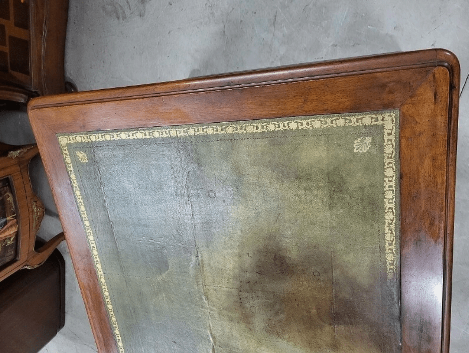 Bureau plat à 9 tiroirs en noyer avec plateau en cuir - Ethic Atelier