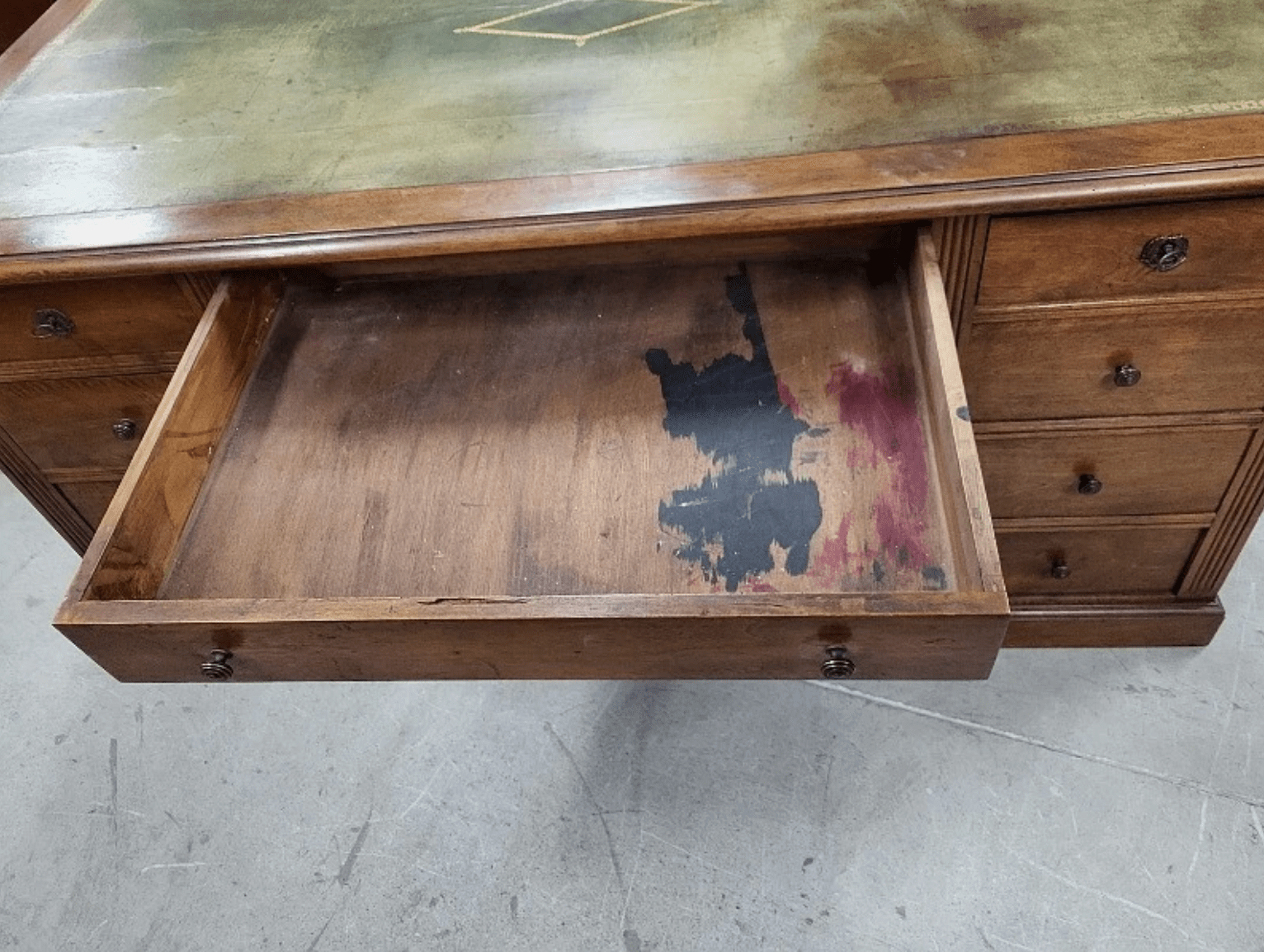 Bureau plat à 9 tiroirs en noyer avec plateau en cuir - Ethic Atelier