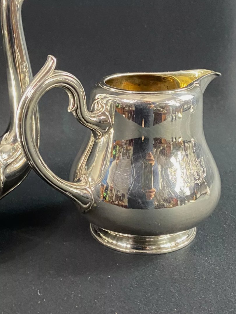 Cafetière et Pot à Lait Monogrammé MA en Métal Argenté Signé CHRISTOFLE - Style Louis XV, Néoclassique - Ethic Atelier