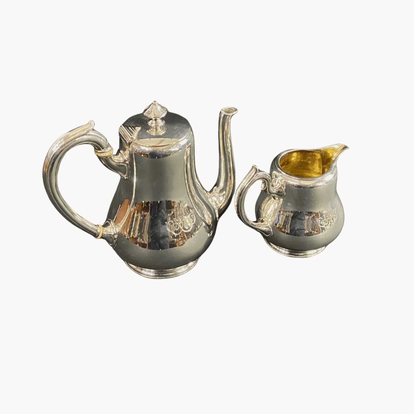 Cafetière et Pot à Lait Monogrammé MA en Métal Argenté Signé CHRISTOFLE - Style Louis XV, Néoclassique - Ethic Atelier