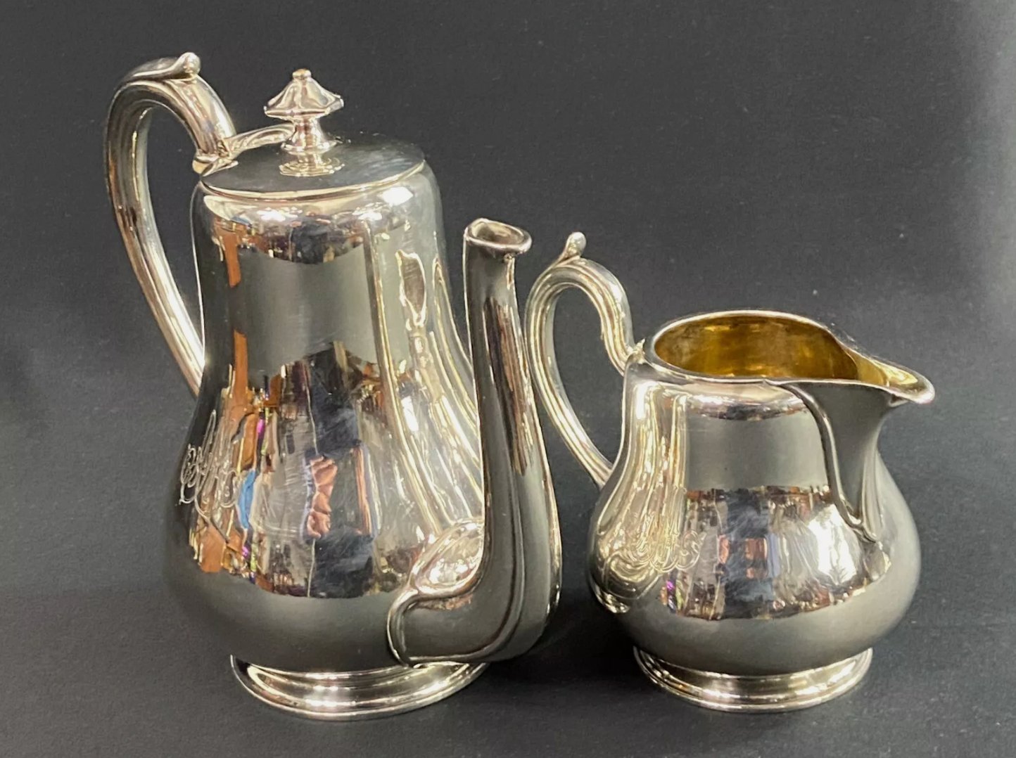 Cafetière et Pot à Lait Monogrammé MA en Métal Argenté Signé CHRISTOFLE - Style Louis XV, Néoclassique - Ethic Atelier