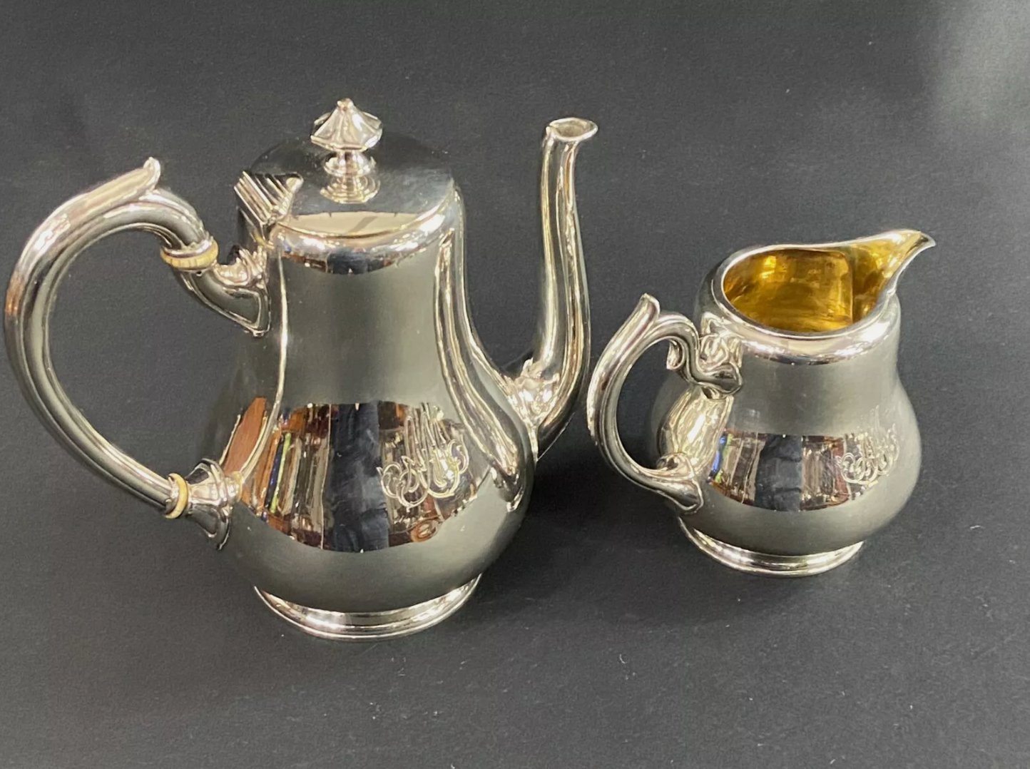 Cafetière et Pot à Lait Monogrammé MA en Métal Argenté Signé CHRISTOFLE - Style Louis XV, Néoclassique - Ethic Atelier