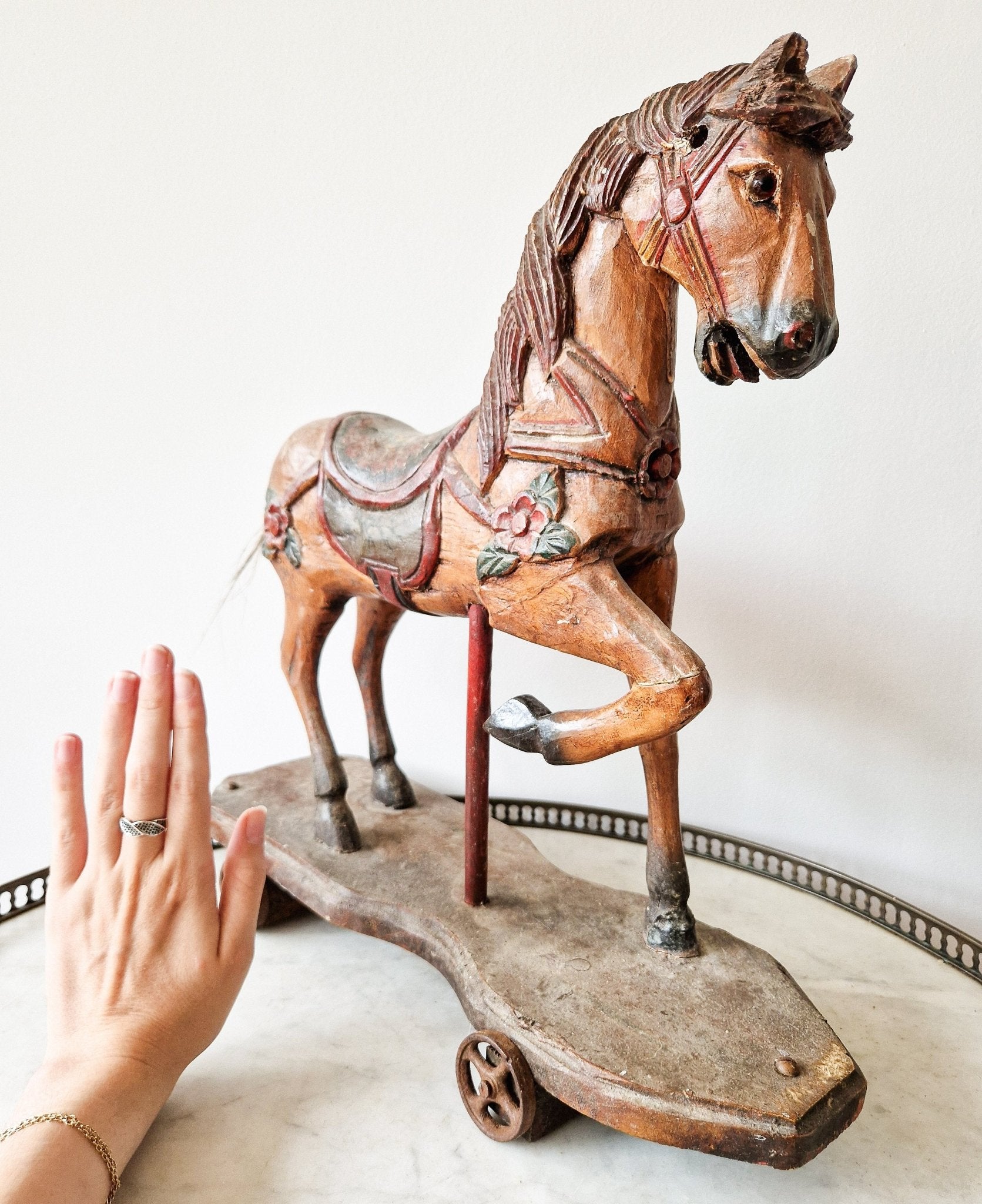 Cheval en bois ancien 1900 en bois polychrome, cheval carrousel jouet - Ethic Atelier