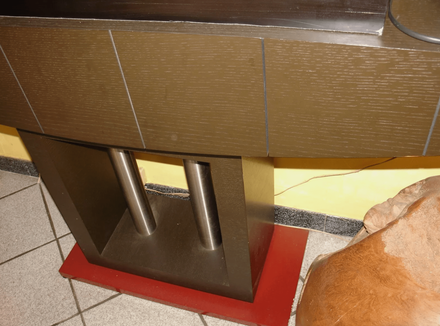 Console en Frêne Noirci avec Colonnes en Acier Chromé - Ethic Atelier