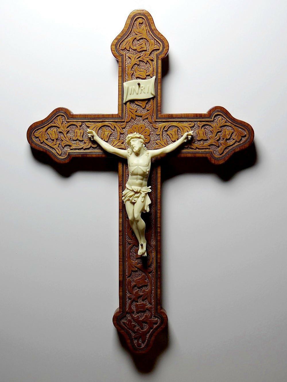 Crucifix en bois sculpté et bakélite - Pièce unique - Ethic Atelier