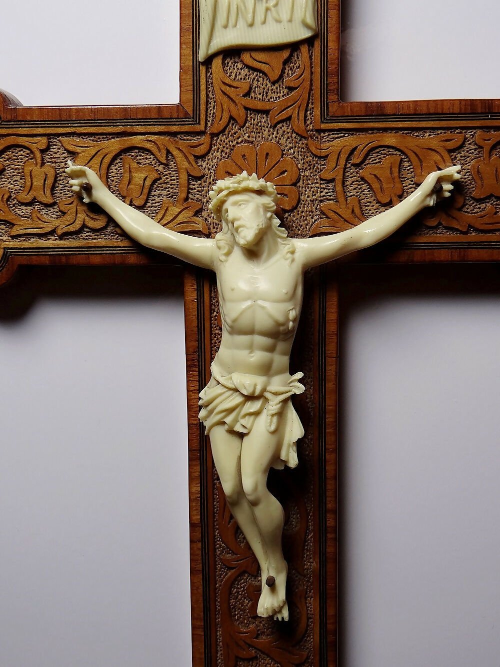 Crucifix en bois sculpté et bakélite - Pièce unique - Ethic Atelier