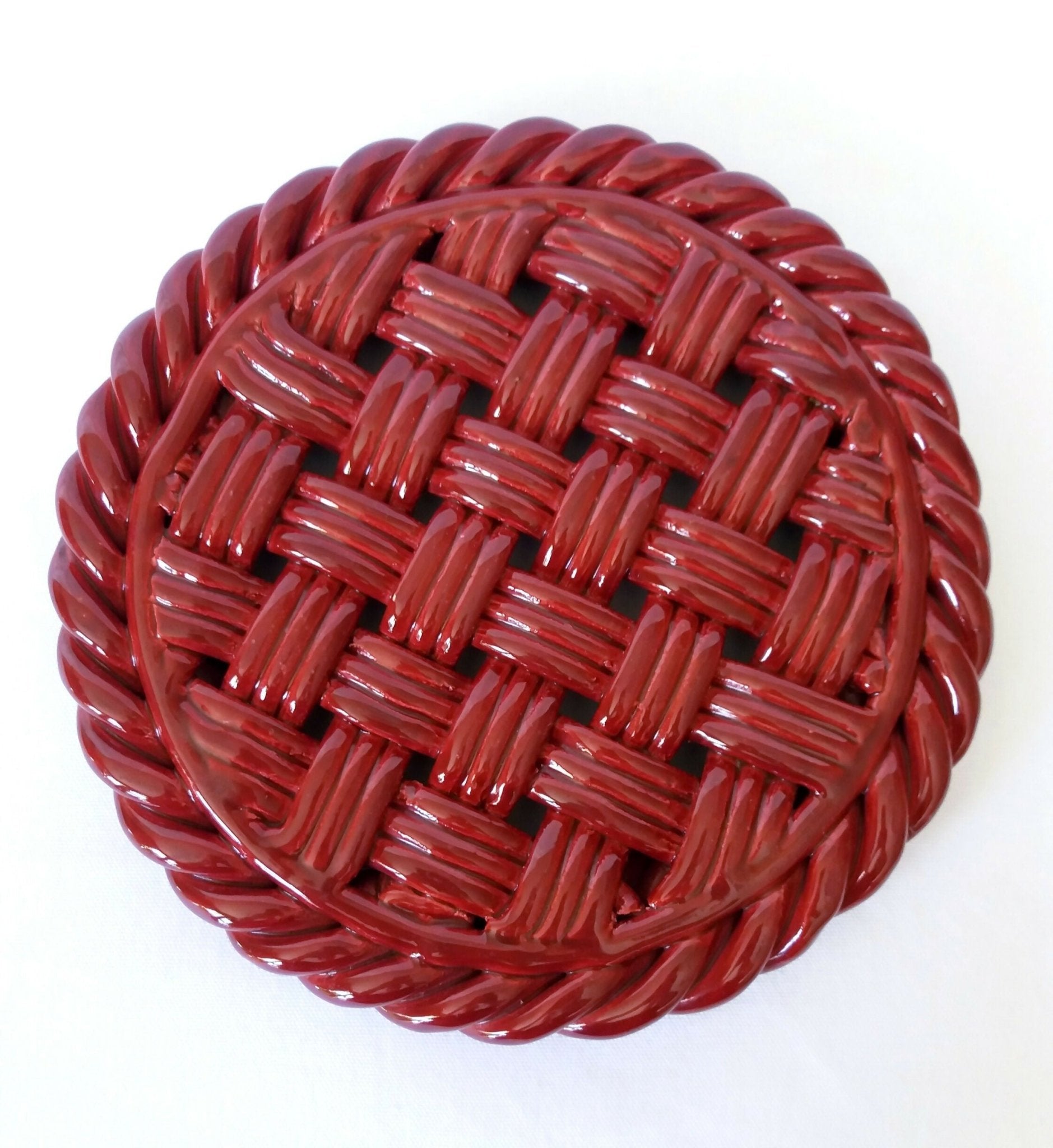 Dessous de plat rond en barbotine bordeaux effet tressé, années 50 - Ethic Atelier