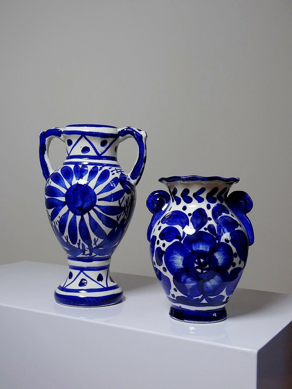 Duo de vases en céramique blanche motifs floraux cobalt style Włocławek vintages - Ethic Atelier