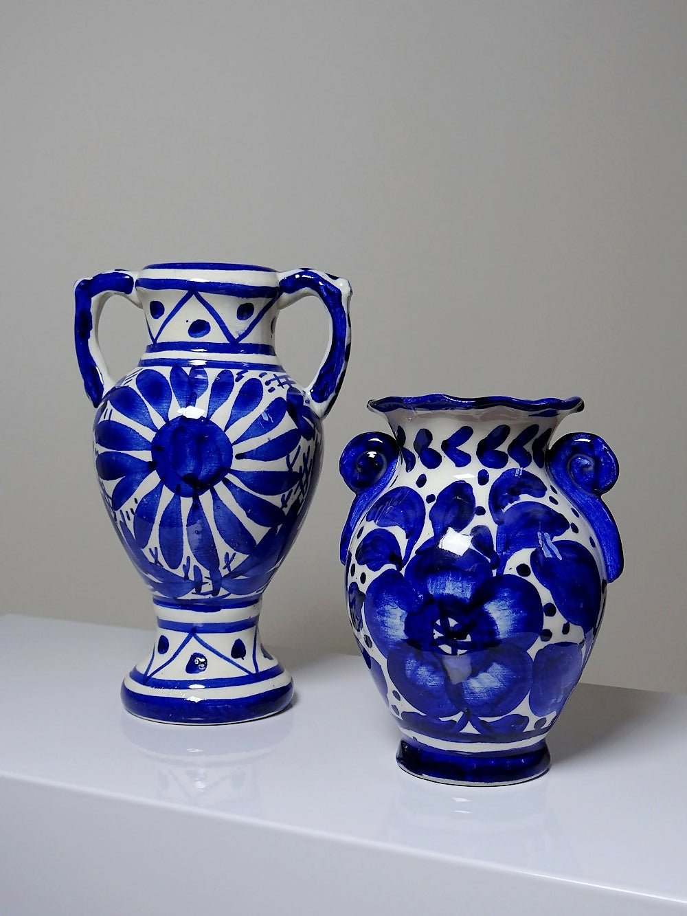 Duo de vases en céramique blanche motifs floraux cobalt style Włocławek vintages - Ethic Atelier