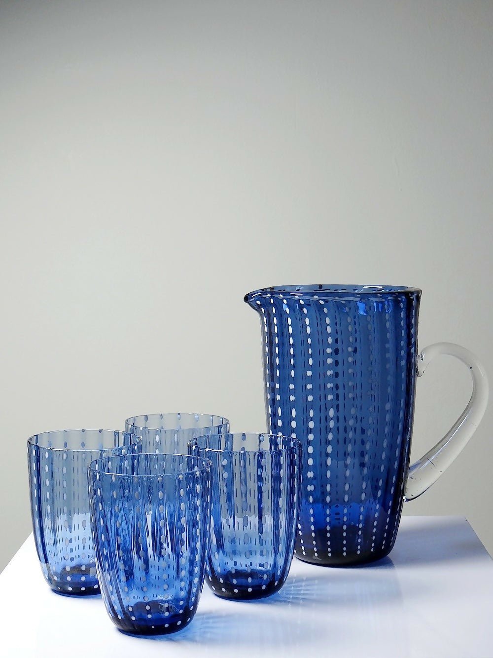 Ensemble pichet et 4 verres en verre bleu perlé Federico de Majo Murano - Ethic Atelier