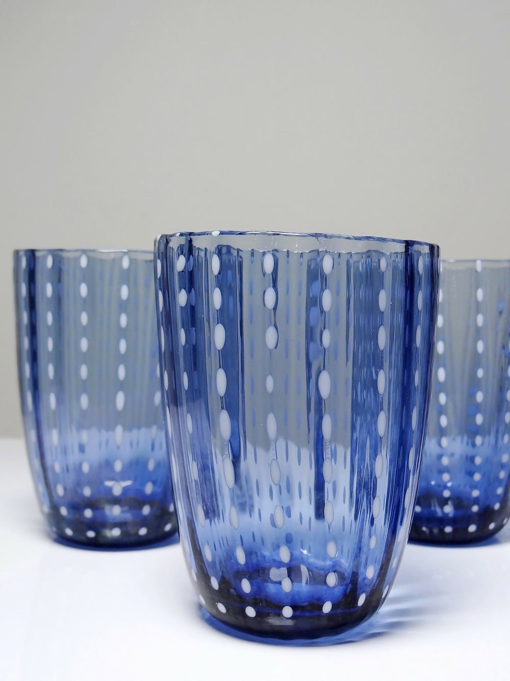 Ensemble pichet et 4 verres en verre bleu perlé Federico de Majo Murano - Ethic Atelier