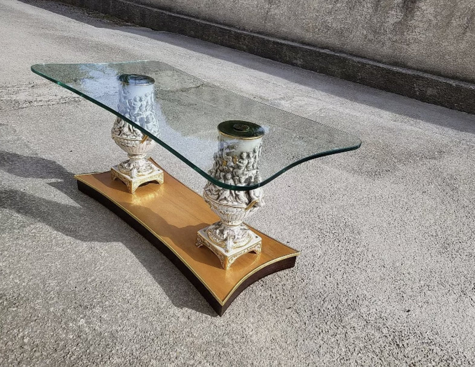 Exceptionnelle Table Basse Italienne - Plateau en Verre, Socle en Bois et Jambages en Porcelaine - Ethic Atelier